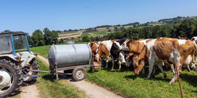 Landwirtschaftsfahrzeug mit einer Kuhtränke. (Symbolbild) landwirtschaft