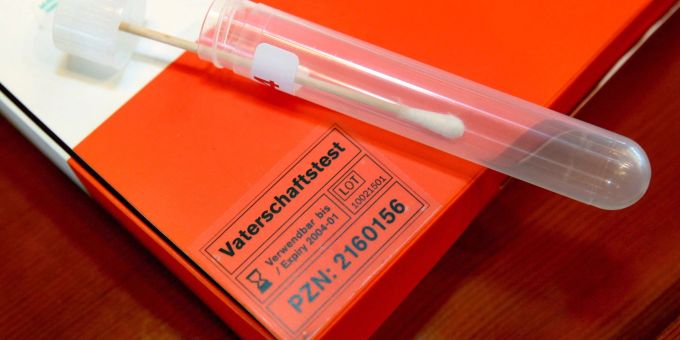 Ein DNA-Abstammungstest ist nach einer privaten Becherspende zulässig, entschied das Gericht. Ein DNA-Abstammungstest ist nach einer privaten Becherspende zulässig, entschied das Gericht.