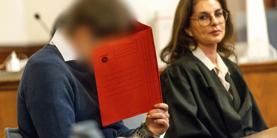 Zu Prozessbeginn im Landgericht Dortmund sitzt der Angeklagte neben seiner Verteidigerin Ina Klimke im Gerichtssaal.