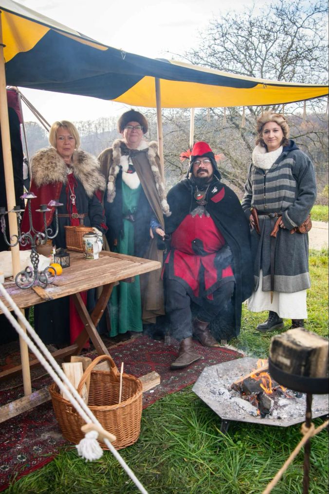 Sandra, Denise, Roger und Mireille am Stand der Ritterlagerei.