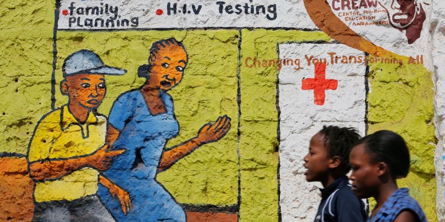 Auf dem Wandgemälde in Nairobi wird auf HIV und AIDS aufmerksam gemacht.