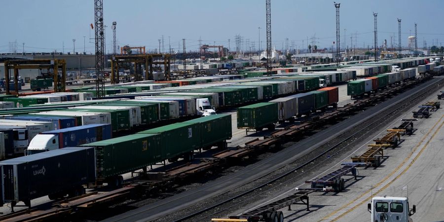 Güterzugwaggons stehen in einem Bahnhof in Kalifornien.