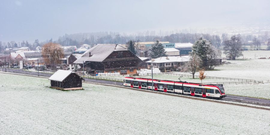 Zugdruchfahrt in der verschneiten Gemeinde Ermensee. - Hochdorf Luzern