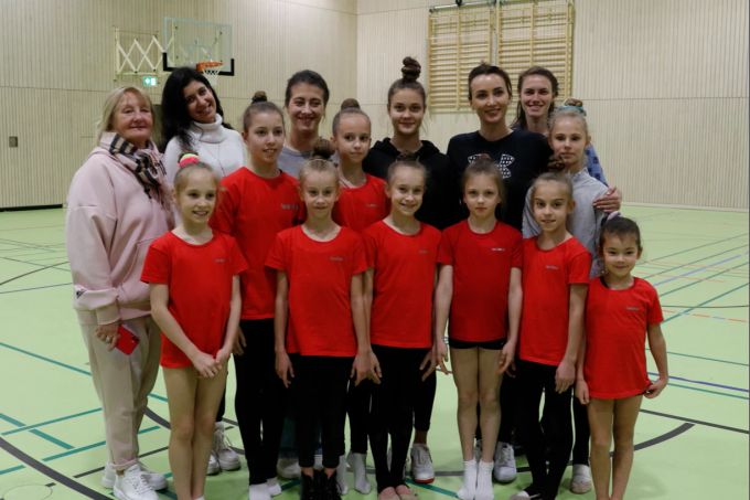 Anna Rizatdinova posiert mit den Gymnastinnen von Trainerlegende Galina Krilenko (ganz links) vom RSC Stuttgart. Anna Rizatdinova