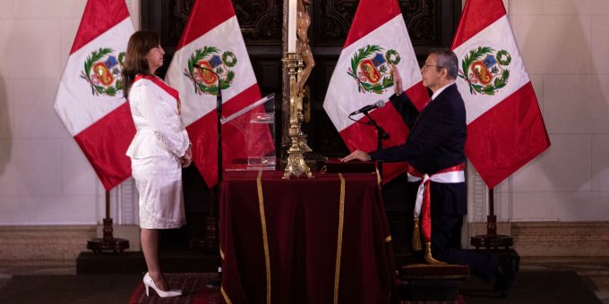 Dina Boluarte (l) nimmt dem neu ernannten Premierminister Pedro Angulo Arana in Peru den Amtseid ab. Lucas Aguayo Araos/dpa Vereidigung