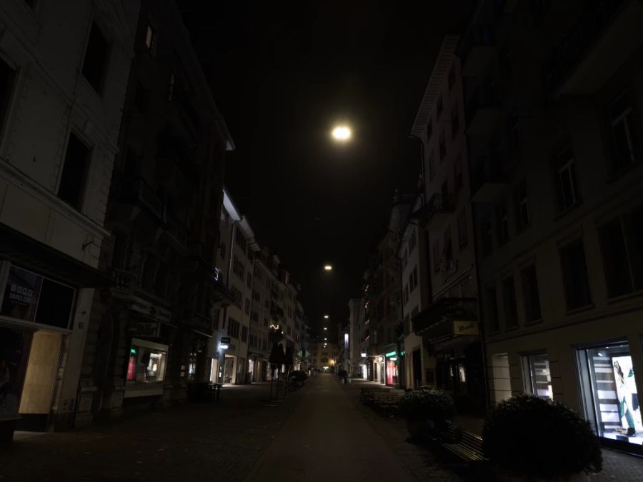 Der Rennweg in Zürich bei Nacht. Die Weihnachtslämpli werden schon um 22 Uhr ausgeschaltet.