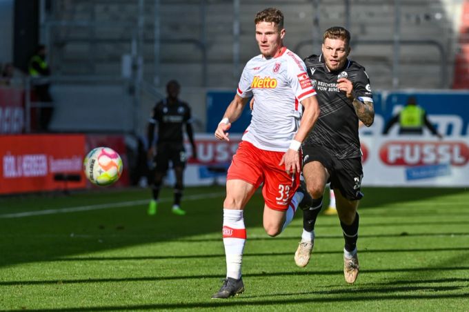 Jan Elvedi (vorne) hat bei Jahn Regensburg in der 2. Bundesliga einen Stammplatz. Jan Elvedi