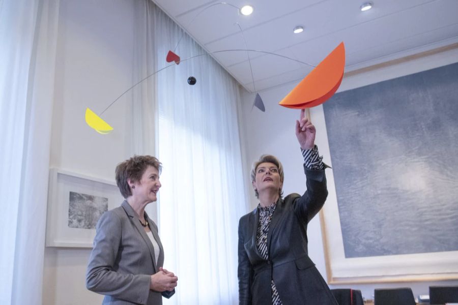 Bundesrätin Simonetta Sommaruga, links, übergibt ein Mobile als Geschenk an Bundesrätin Karin Keller-Sutter, anlässlich der symbolischen Schlüsselübergabe an ihre Nachfolgerin im EJPD, am 20. Dezember 2018, in Bern.