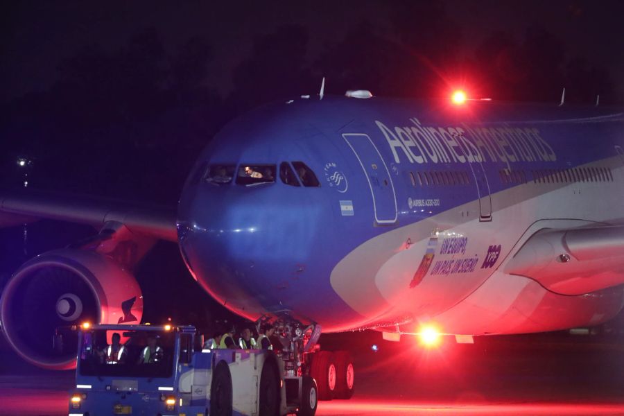 Der Flieger mit der argentinischen Weltmeister-Mannschaft ist in Buenos Aires gelandet.