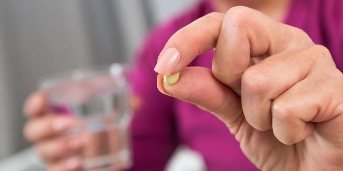 Helfer mit Kehrseite: Verschreibungspflichtige Schlafmittel können abhängig machen. Helfer mit Kehrseite: Verschreibungspflichtige Schlafmittel können abhängig machen.