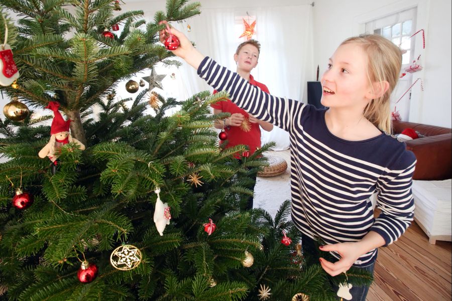 Mädchen Weihnachtsbaum Schmuck Wohnzimmer Tanne