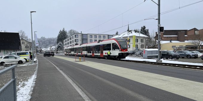 Seon: Zug kollidiert mit Auto Seon: Zug kollidiert mit Auto