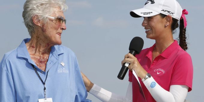 Die Golferin Kathy Whitworth (links), Rekordsiegerin auf der Damen-Profi-Tour, ist am Samstag im Alter von 83 Jahren gestorben. Das berichteten am Sonntag US-Medien sowie die Turnierserie Ladies Professional Golf Association (LPGA) unter Berufung auf Whitworths Partnerin. (Archivbild) Die Golferin Kathy Whitworth (links), Rekordsiegerin auf der Damen-Profi-Tour, ist am Samstag im Alter von 83 Jahren gestorben. Das berichteten am Sonntag US-Medien sowie die Turnierserie Ladies Professional Golf Association (LPGA) unter Berufung auf Whitworths Partnerin. (Archivbild)