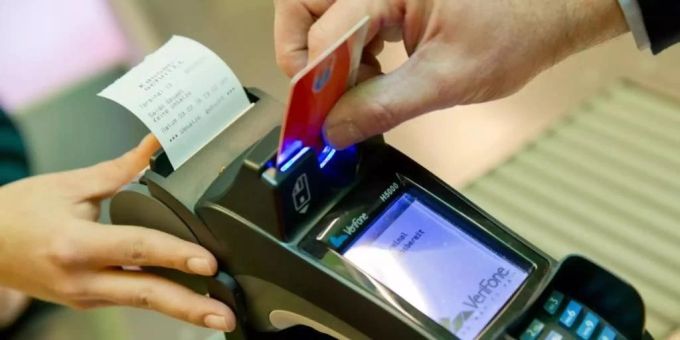 Ab heute Montag kann in den Filialen der deutschen Technik-Kette Gravis nur noch digital bezahlt werden. (Archiv) bargeld