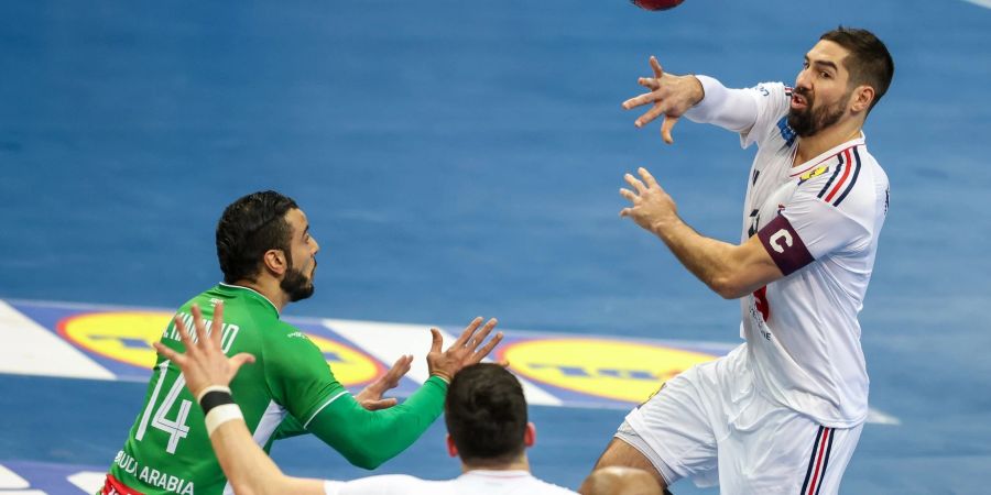 Frankreichs Nikola Karabatic (r) passt den Ball zu seinem Teamkollegen Nicolas Tournat.