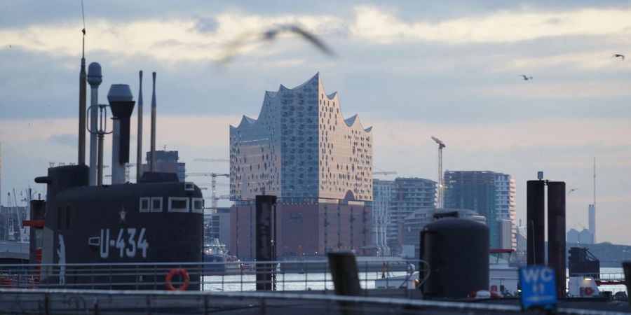 Die Elbphilharmonie ist im Morgengrauen vom Fischmarkt aus im Hamburger Hafen zu sehen.