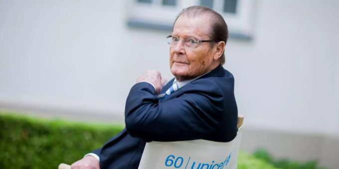 Roger Moore im Sommer 2013. Roger Moore im Sommer 2013.