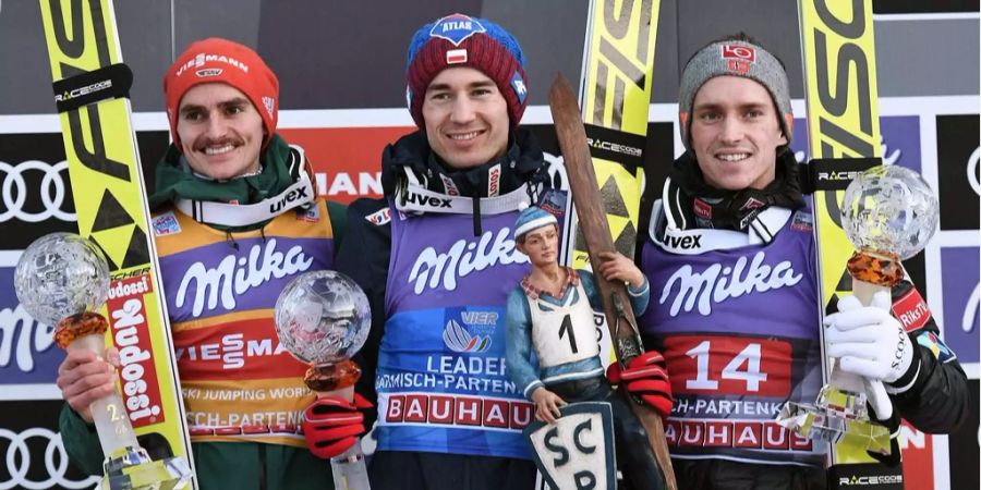 Kamil Stoch (Mitte) gewinnt in Garmisch.