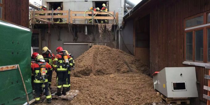 Der Inhalt des Silos musste fortlaufend mit einem Spezialgerät herausgeholt und gelöscht werden. Der Inhalt des Silos musste fortlaufend mit einem Spezialgerät herausgeholt und gelöscht werden.