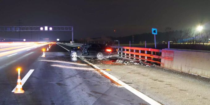 In Hünenberg ZG prallte ein Autolenker in die Leitplanke der Autobahn A4. Das Auto war nur mit Sommerpneus ausgestattet. In Hünenberg ZG prallte ein Autolenker in die Leitplanke der Autobahn A4. Das Auto war nur mit Sommerpneus ausgestattet.