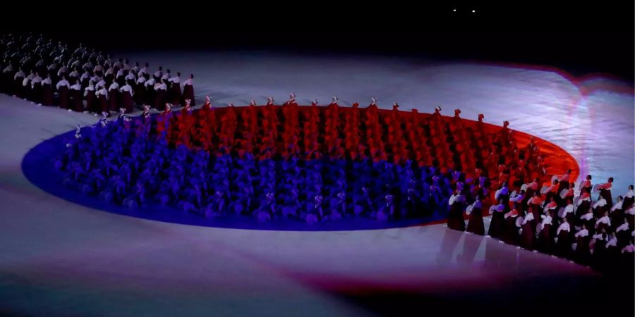 Tänzer und Künstler formen die südkoreanische Flagge.