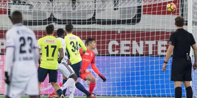 Oberlin trifft per Kopf zur Führung des FCB genau ins Eck. Oberlin trifft per Kopf zur Führung des FCB genau ins Eck.