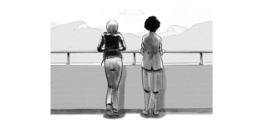 Diana und ihre Freundin auf der Terrasse ihres neuen alten Hauses am Wald.