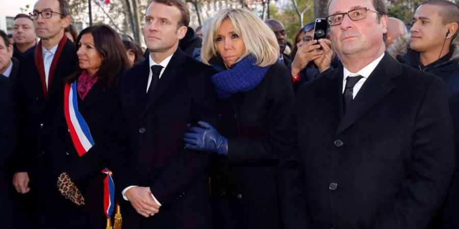 Der damalige Präsident Francois Hollande erzählte dem Sender France 2, wie in der Terrornacht Überlebende aus dem «Bataclan» kamen: «Ich habe Leid, Angst, Erleichterung gesehen. (...) Das sind Bilder, die niemals verschwinden werden.»