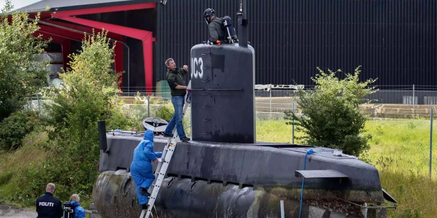 Die Polizei bei der Untersuchung von Peter Madsens U-Boot.