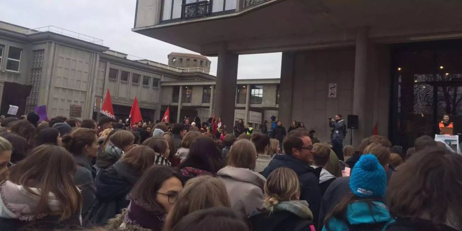 Die Studenten demonstrieren vor der Uni.