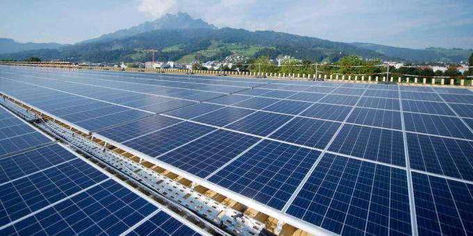 Eine Solaranlage auf einem Dach. (Symbolbild) solar