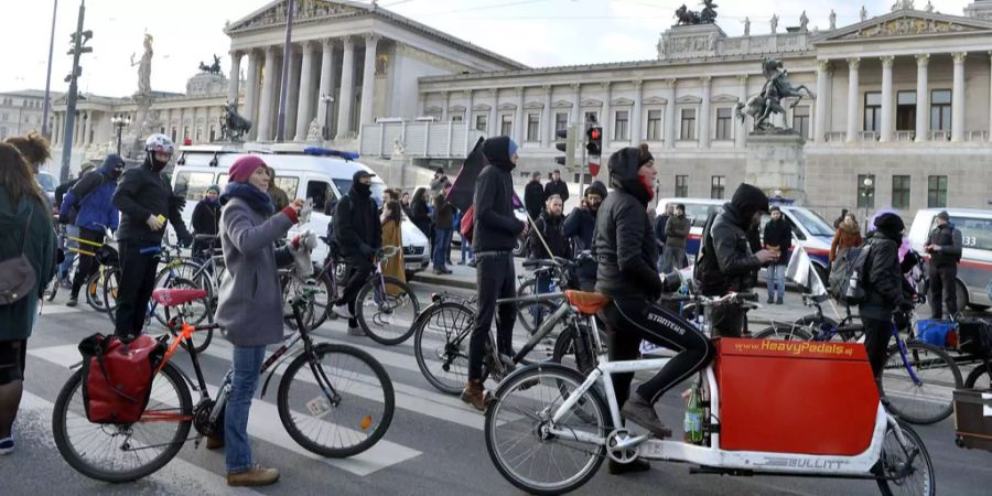 Tausende gingen heute in Wien für eine weltoffene Asylpolitik auf die Strasse.