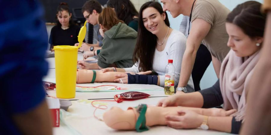 Infotag 2018 im Lernzentrum Medizin: Schülerinnen und Schüler üben das Abnehmen von Blut. (Bild: Universität Basel, Gabriel Hill)