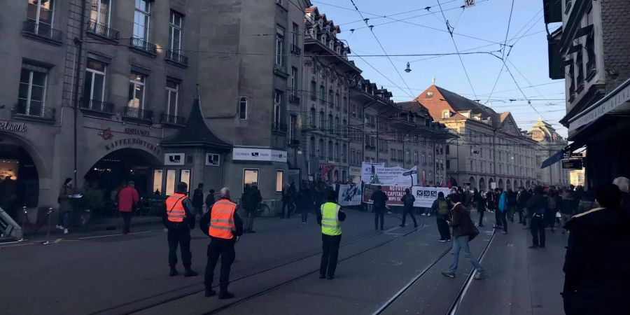 Im Schatten des Zytglogge: Polizei sichert die Demonstration ab.