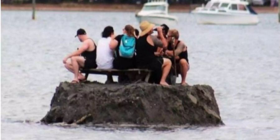 Neuseeländer bauen eigene Insel und umgehen so Alkoholverbot an Feiertagen in der Öffentlichkeit.