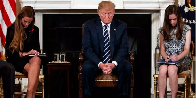US-Präsident Trump lud Überlebende des Schulmassakers von Parkland ins weisse Haus ein und präsentierte anschliessend Lösungsvorschläge für das amerikanische Waffenproblem. US-Präsident Trump lud Überlebende des Schulmassakers von Parkland ins weisse Haus ein und präsentierte anschliessend Lösungsvorschläge für das amerikanische Waffenproblem.