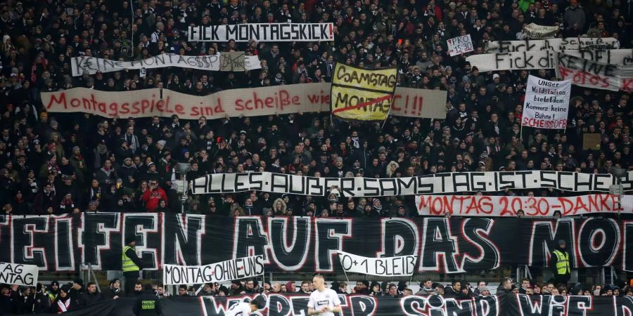 «Wir pfeifen auf das Montagsspiel», die Frankfurt-Fans protestieren mit zahlreichen Transparenten gegen das Montagsspiel.