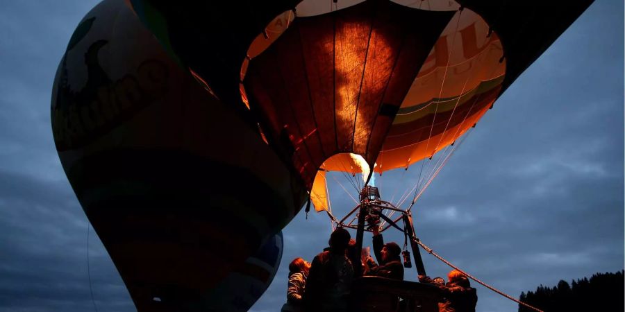 Bei einem Unglück mit einem Heissluftballon sind vier Menschen verhaftet worden.