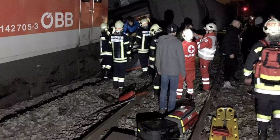 Die Rettungskräfte sind im Einsatz.