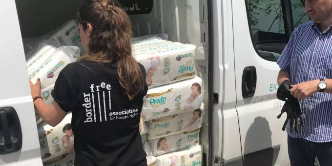 Eine Freiwillige des Projekts verteilt in einem Flüchtlingscamp Windeln. Eine Freiwillige des Projekts verteilt in einem Flüchtlingscamp Windeln.