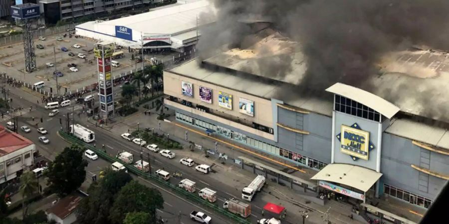 Das Feuer war am Samstagmorgen in der NCCC Mall of Davao ausgebrochen, zahlreiche Menschen wurden von den Flammen eingeschlossen.