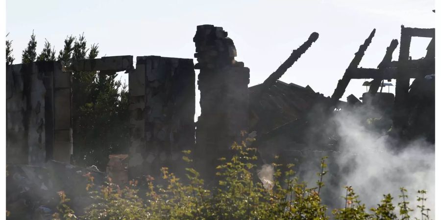 Das Haus ist nach der Explosion bis auf die Grundmauern abgebrannt.