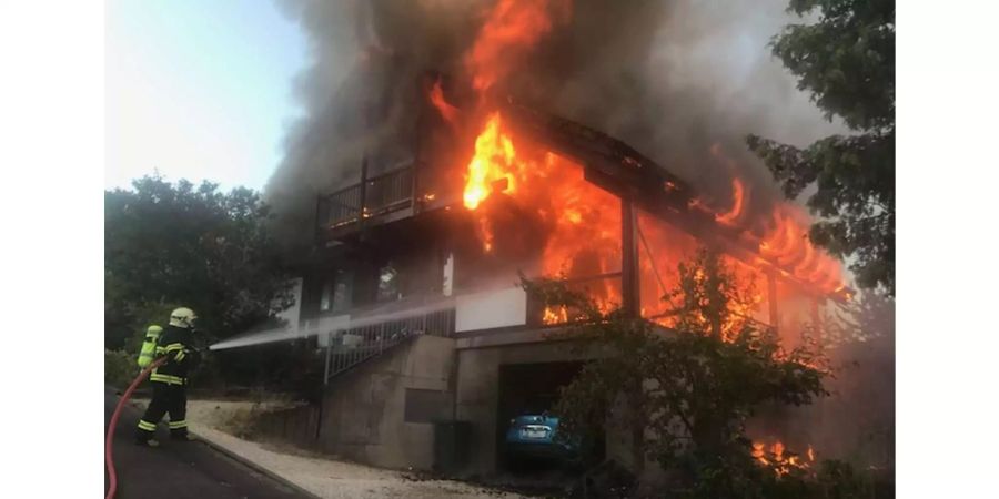 Das freistehende Haus an der Ettingen BL brannte lichterloh.