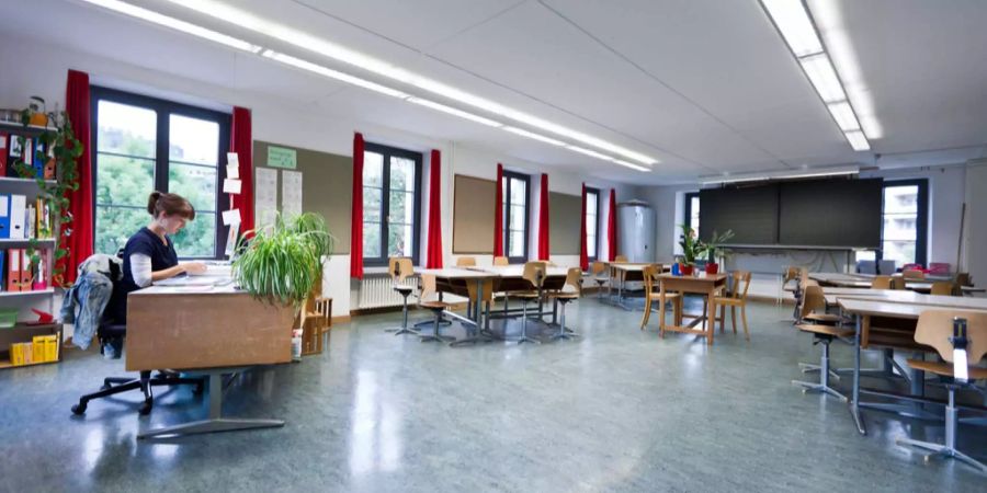 Lehrerin Klassenzimmer Lehrerberuf coronavirus