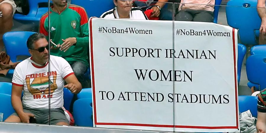 Beim ersten WM-Spiel der Iraner gegen Marokko war ein Poster zur Unterstützung von iranischen Frauen zu sehen.