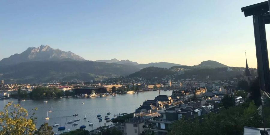 Das Hotel liegt etwas über der Stadt und bietet einen atemberaubenden Blick auf den Vierwaldstättersee.