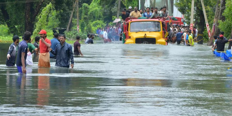 Ein LKW transportiert Menschen auf einer überfluteten Strasse. Der südindische Bundesstaat Kerala ist nach Regierungsangaben von der verheerendsten Flut der letzten 100 Jahre getroffen worden.