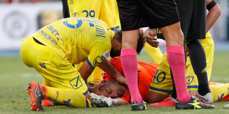 Chievo-Goalie Stefano Sorrentino nach dem Zusammenprall mit Cristiano Ronaldo.