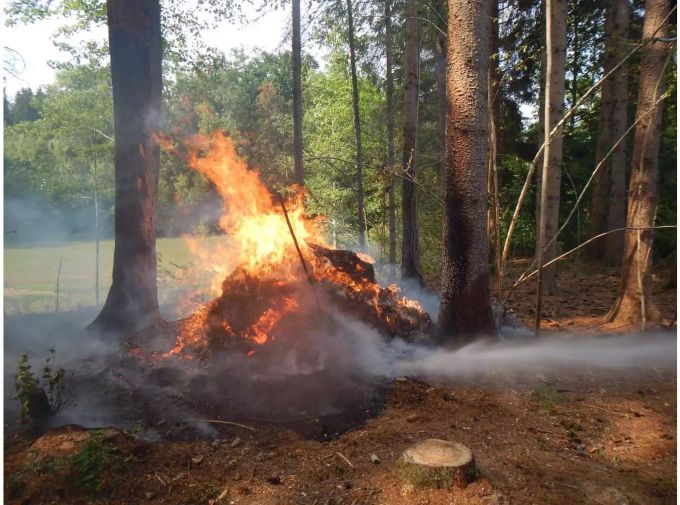 Der brennende Asthaufen im Wald bei Heimenhofen konnte rasch gelöscht werden. Der brennende Asthaufen im Wald bei Heimenhofen konnte rasch gelöscht werden.