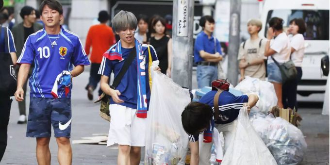 Japanische Fans räumen nach dem WM-Aus auf. Japanische Fans räumen nach dem WM-Aus auf.